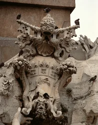 Der Brunnen der vier Flüsse, Detail des Wappens von Innozenz X